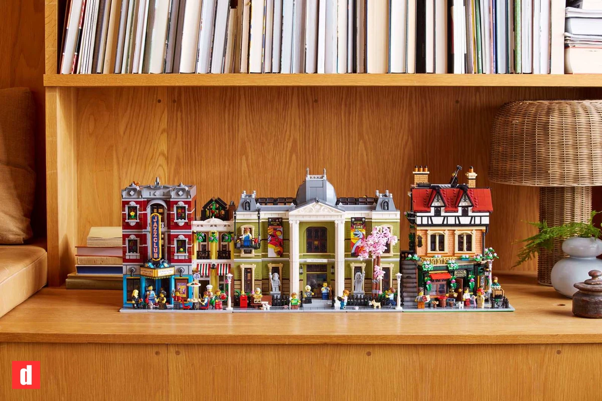 چیدمان چند بنای ماژولار LEGO Icons روی قفسه چوبی